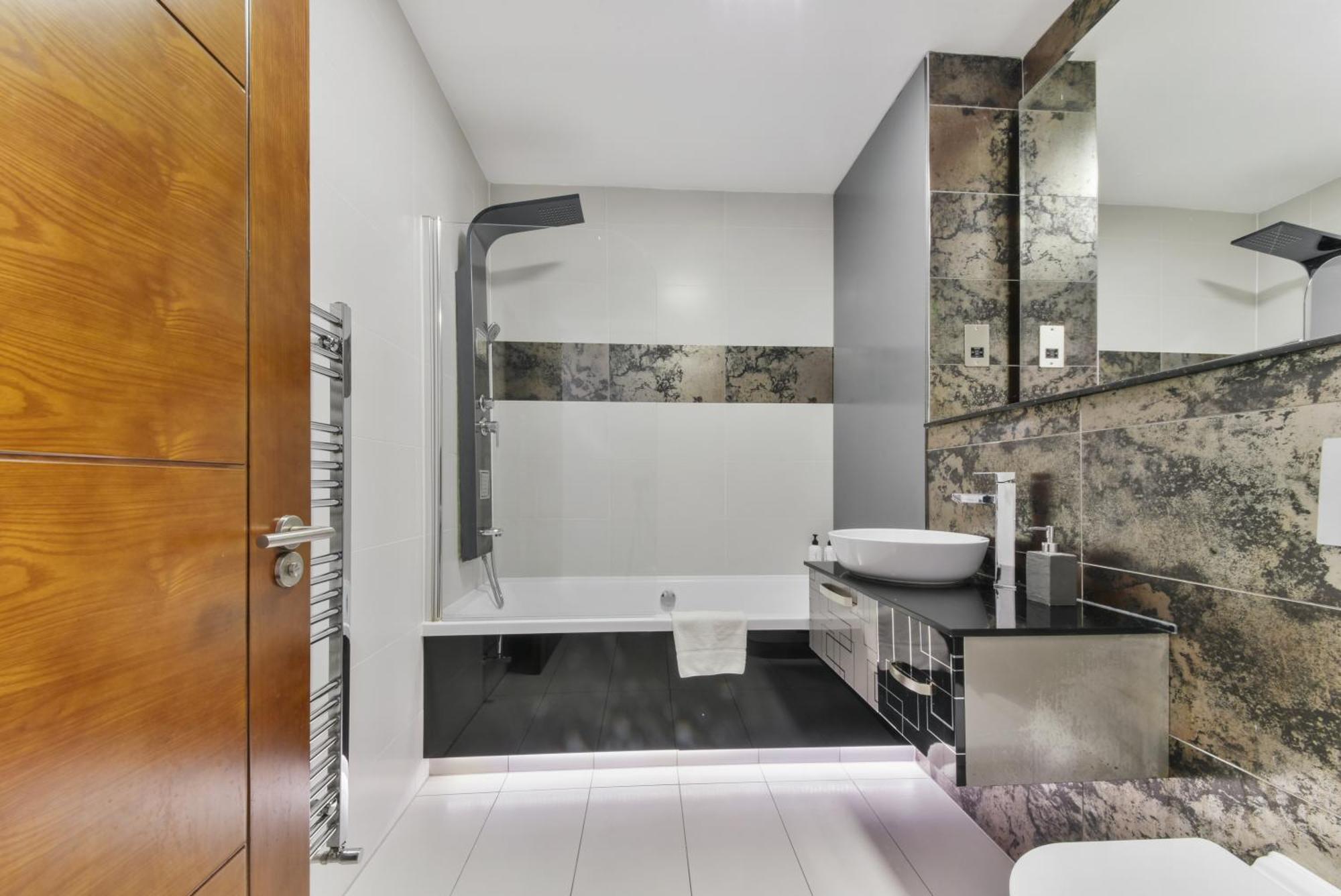 Large 2 Bed 2 Bath Flat With Patio, Canary Wharf Appartamento