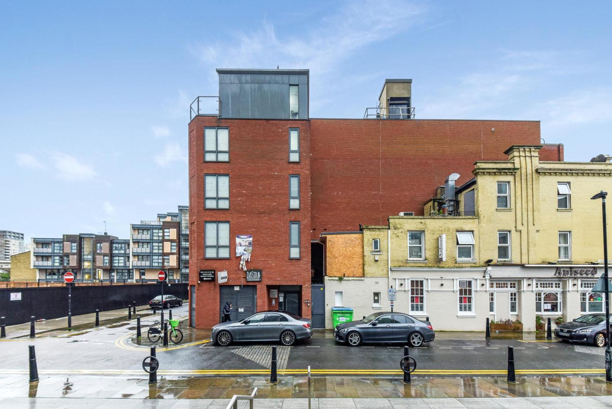Large 2 Bed 2 Bath Flat With Patio, Canary Wharf *