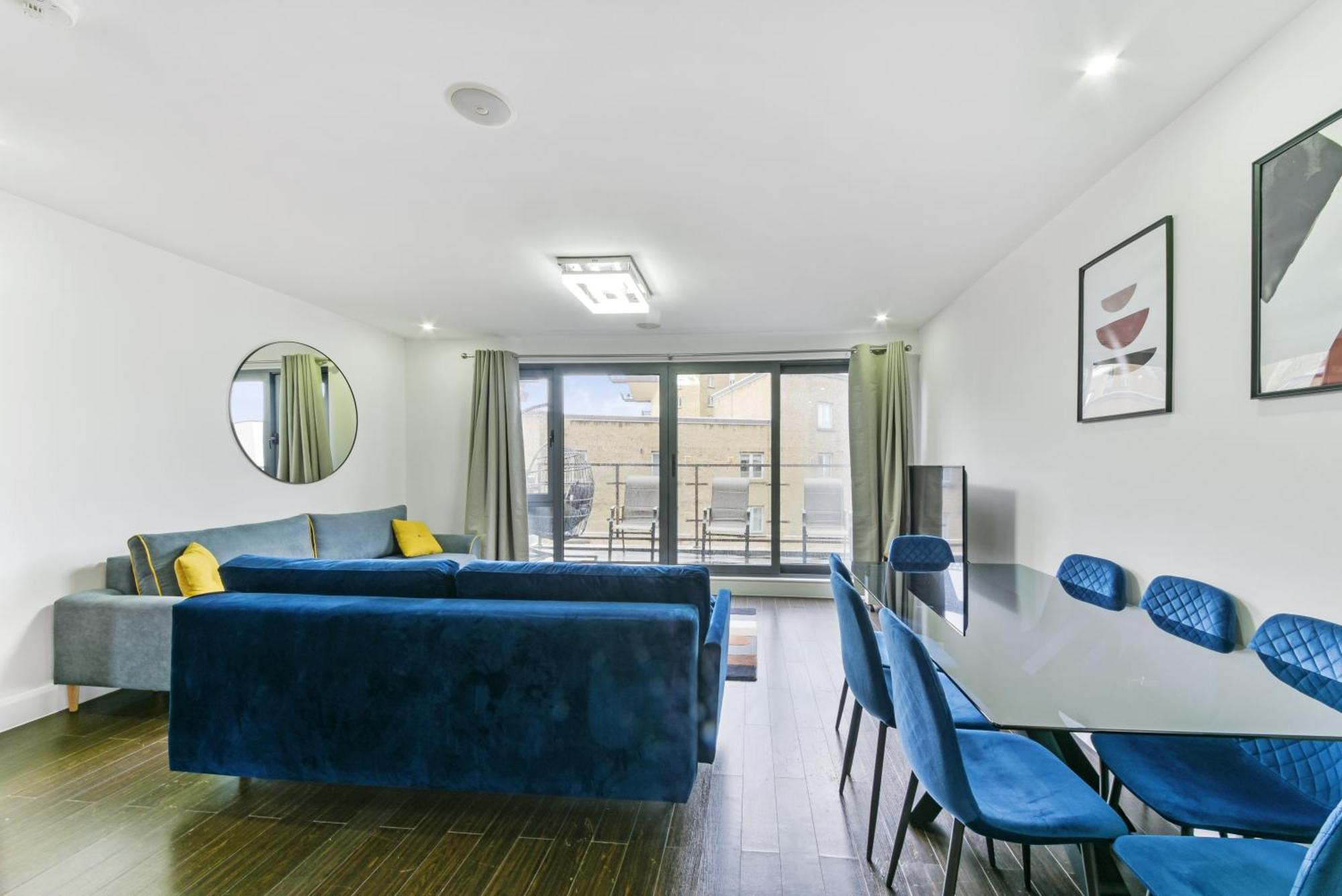 Apartment Large 2 Bed 2 Bath Flat With Patio, Canary Wharf London