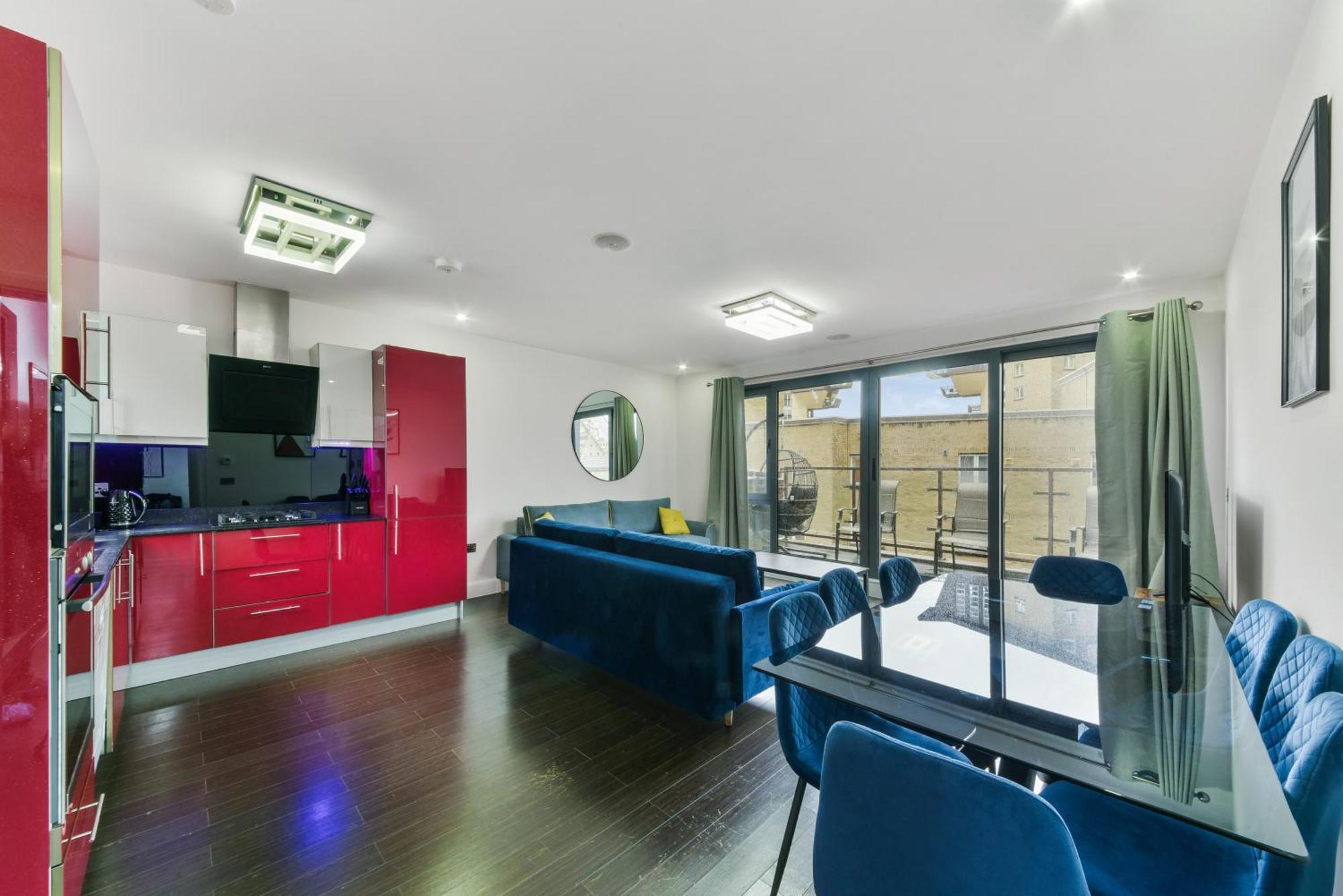 Large 2 Bed 2 Bath Flat With Patio, Canary Wharf *