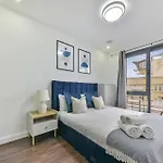 Large 2 Bed 2 Bath Flat With Patio, Canary Wharf