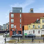 Large 2 Bed 2 Bath Flat With Patio, Canary Wharf
